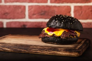 Sandviç. Fast food. Et ve sebzeli hamburger. Kara hamburger..