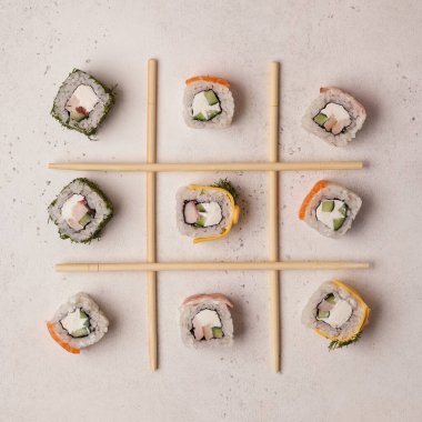 Japon yemeği. Suşi ve rulo. Rulo setler. Asya mutfağının güzel servisi.