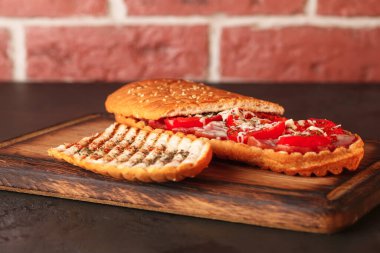 Panini. İtalyan burgerleri. Sebzeli ve etli panini..