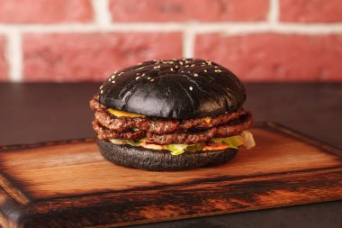 Sandviç. Fast food. Et ve sebzeli hamburger. Kara hamburger..