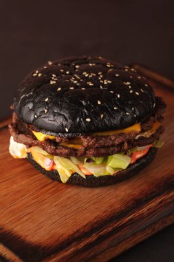 Sandviç. Fast food. Et ve sebzeli hamburger. Kara hamburger..