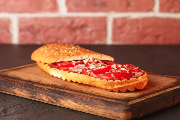 Panini. İtalyan burgerleri. Sebzeli ve etli panini..