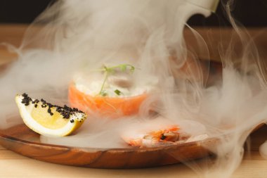 Sebzeli ve etli taze salata. Deniz ürünleri ve sebzeler. Restoran menüsü