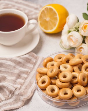 Çay ya da kahve için şeker. Tatlı tatlılar. Kurabiyeler, kekler, simitler ve diğer tatlı şeyler