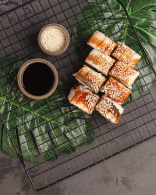 Farklı dürüm ve suşi. Asya mutfağı.