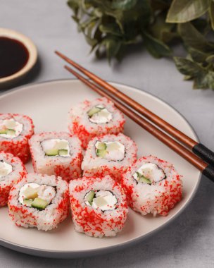 Farklı dürüm ve suşi. Asya mutfağı.