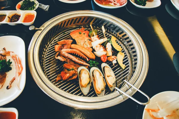 Еда на корейском барбекю гриль, мясо и овощи — стоковое фото