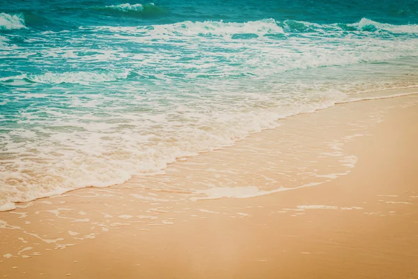 海の波とビンテージ トーンとビーチ. — ストック写真