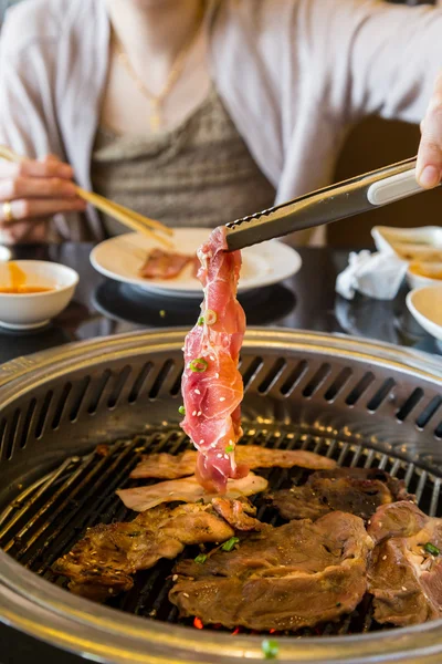 Korece barbekü et ve sebze yemek