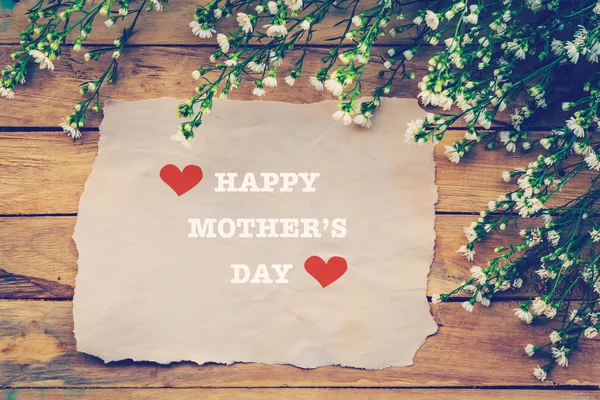 木製の白い花と茶色の紙で幸せな母の日 — ストック写真
