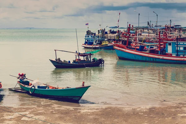 Porto Velho com barcos de pesca, navio e docas na Tailândia . — Fotografia de Stock