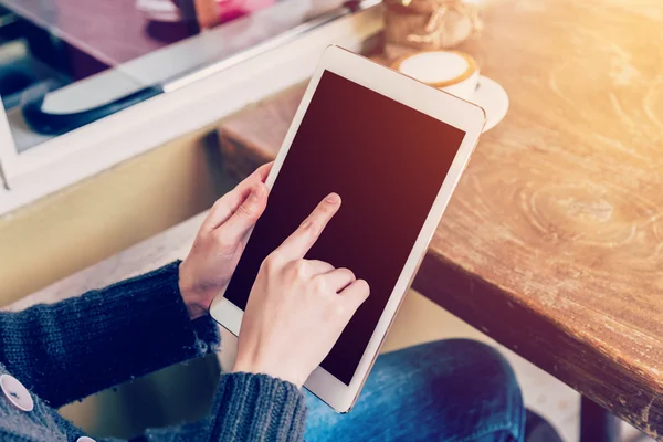 Mulher asiática usando tablet computador no café — Fotografia de Stock