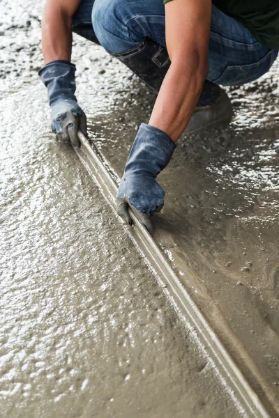 Homem pedreiro construção de uma betonilha casaco de cimento no chão — Fotografia de Stock