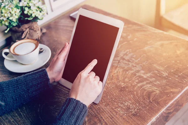 Frau spielt Tablette in Café mit Vintage-Ton. — Stockfoto