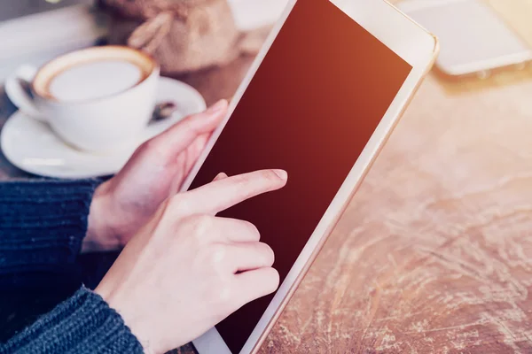 Frau spielt Tablette in Café mit Vintage-Ton. — Stockfoto