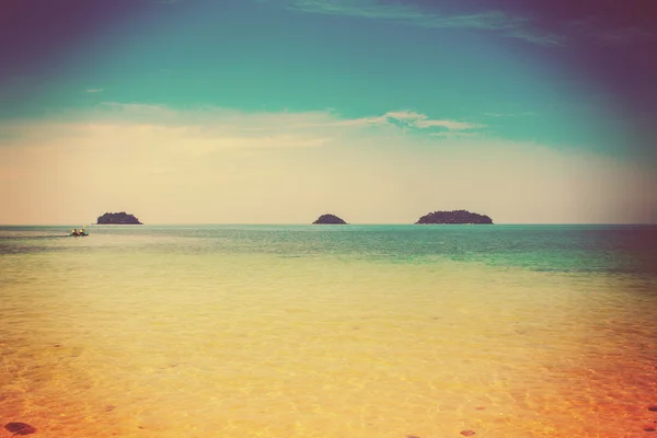Mar azul y playa de verano para el fondo con tono vintage . — Foto de Stock