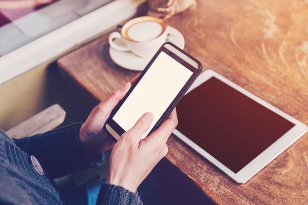 Hand Frau mit Smartphone im Café und weichem Licht — Stockfoto