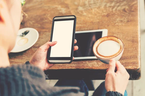 Mão mulher usando smartphone no café e luz suave — Fotografia de Stock