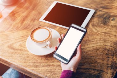 kafede vintage sesi ile akıllı telefon kullanan kadın.