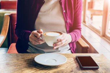 kafede vintage sesi ile akıllı telefon kullanan kadın.