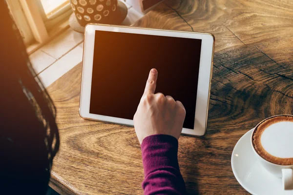 Mulher usando computador tablet no café com tom vintage . — Fotografia de Stock