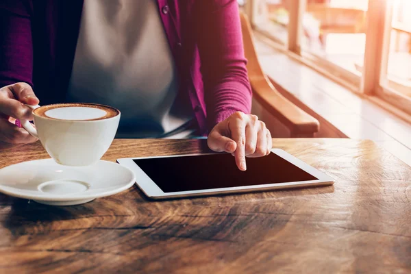 Kvinna med hjälp av tablet PC i kafé med vintage ton. — Stockfoto