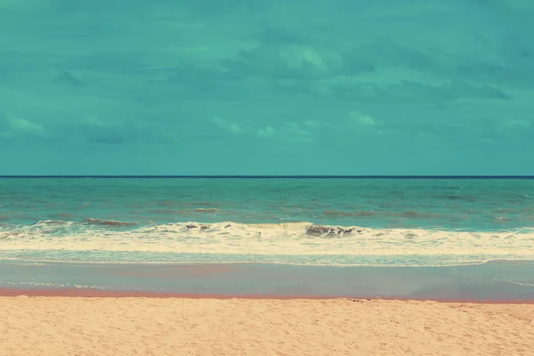 Ретро пляж и голубое небо с винтажным тоном . — стоковое фото
