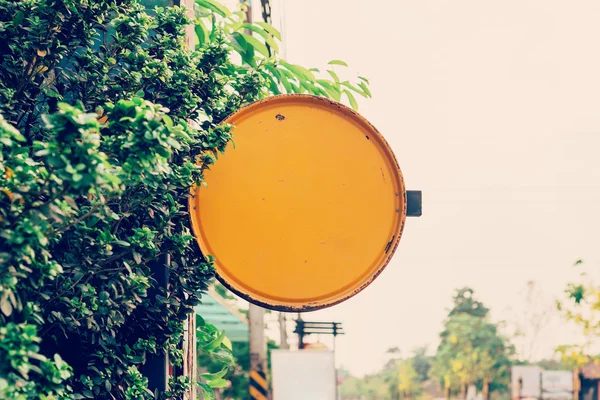 Outdoor amarelo em branco e fundo sinal com espaço — Fotografia de Stock