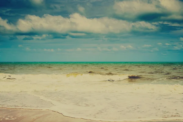 Playa mar y nubes en verano con tono vintage . — Foto de Stock