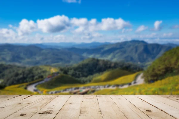 Mesa de madera y borrosa abstracta Tung Bua Tong Girasol mexicano — Foto de Stock