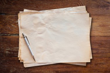 eski bir kağıt ve kalem ahşap arka plan üzerinde