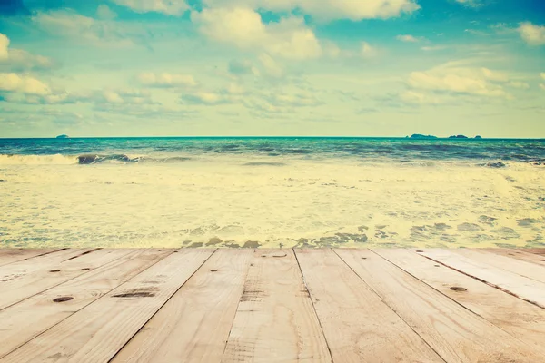 Mesa de madera y playa mar y nubes en verano con tono vintage . — Foto de Stock