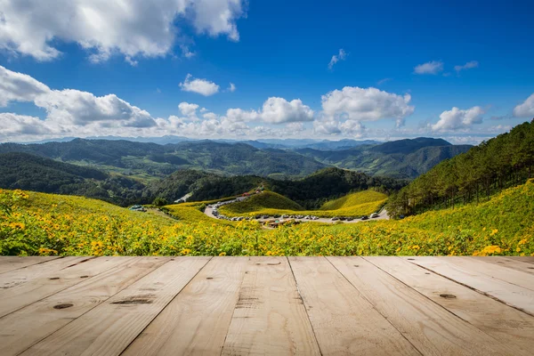 Mesa de madeira e Tung Bua Tong Girassol mexicano em Maehongson, Th — Fotografia de Stock