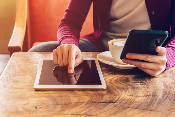 Handen van de vrouw via computer, tablet en smartphone van het bedrijf in de cof — Stockfoto