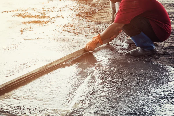 Gipser pudslag beton til gulv i bygningen - Stock-foto