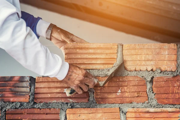 Albañiles de cemento y yesero, ladrillo para la construcción — Foto de Stock