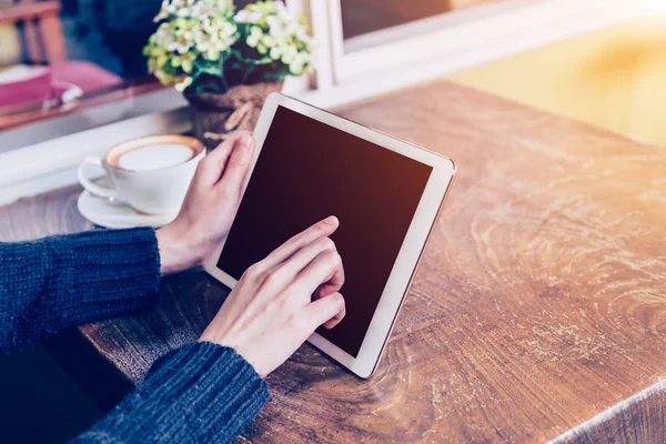 Mulher asiática mão segurando tablet e usando tablet no café — Fotografia de Stock