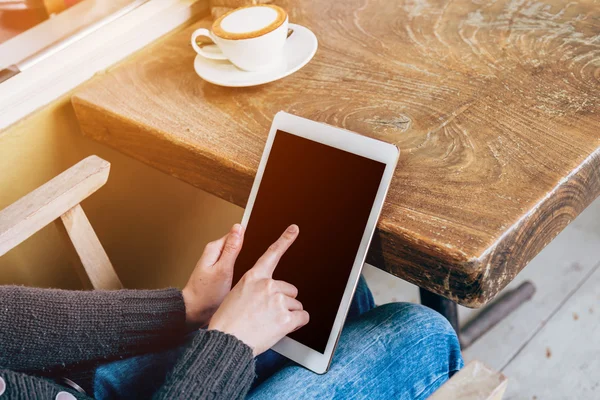 Frau spielt Tablet-Computer in Café mit Vintage-Ton. — Stockfoto