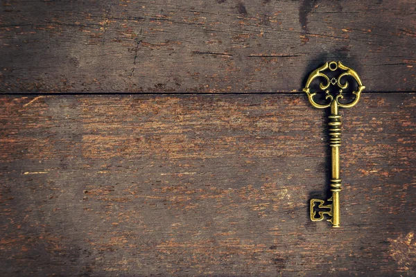 Antigua llave vintage sobre fondo de textura de madera con espacio — Foto de Stock