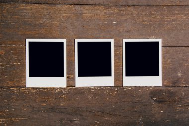 Üç vintage çerçevelemek fotoğraf spac eski ahşap zemin üzerine boş