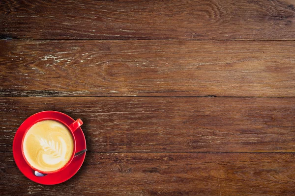 Tasse de café rouge sur fond vieux bois avec espace . — Photo