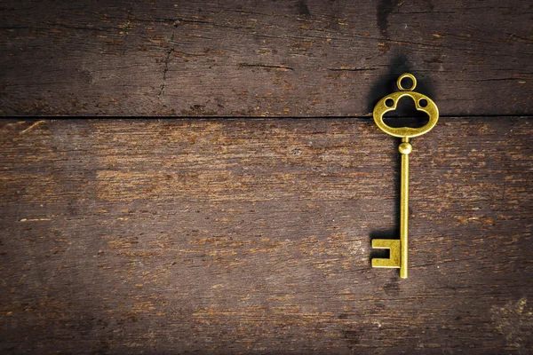 Antigua llave vintage sobre fondo de textura de madera con espacio — Foto de Stock