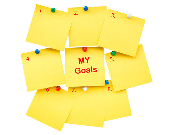 Липкая желтая пустая нота мои цели изолированы с обрезкой пути
