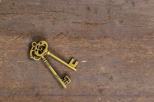 Vieja llave sobre fondo de madera con espacio — Foto de Stock