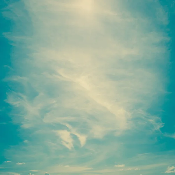 공간과 빈티지 하늘에 구름 빈티지 톤. — 스톡 사진