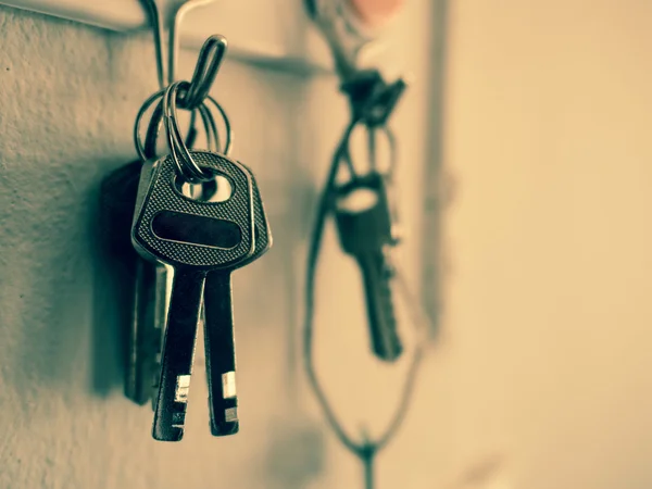Vecchia chiave vintage appeso su sfondo muro di cemento — Foto Stock