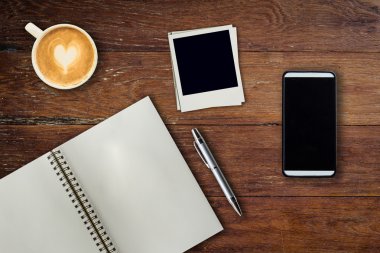 Cep telefonu, defter kalem, fotoğraf çerçevesi ve Office kahve fincanı
