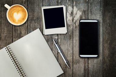 Cep telefonu, defter kalem, fotoğraf çerçevesi ve Office kahve fincanı
