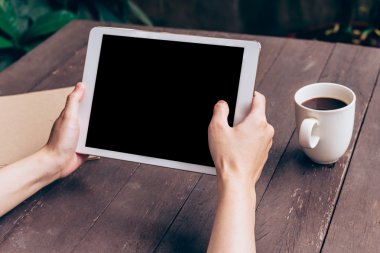 Asyalı kadın vintage ile kafede masada tablet kullanma 