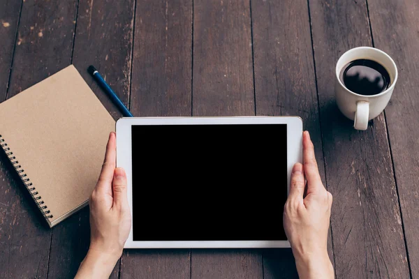 Asyalı kadın vintage ile kafede masada tablet kullanma 